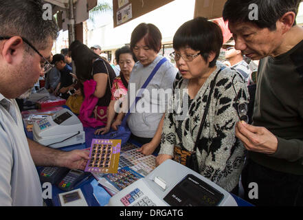 Los Angeles, USA. 25. Januar 2014. Die Leute kaufen die "feiern Lunar New Year: Jahr des Pferdes" Briefmarken für immer auf dem Stand des US Postal Service während der zweitägigen Monterey Park Chinese New Year Festival in Los Angeles, USA, 25. Januar 2014. Bildnachweis: Zhao Hanrong/Xinhua/Alamy Live-Nachrichten Stockfoto