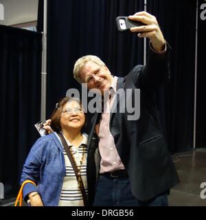 Santa Clara, Kalifornien, USA, 25. Januar 2014 – PBS TV Travel Moderator nimmt Rick Steves ein Selbstporträt (Selbstporträt Foto) mit einem Ventilator an der San Francisco Bay Area Reisen und Abenteuer zu zeigen statt an der Santa Clara Convention Center. Rick (rechts) hat mehr als 50 Reisen Reiseführer geschrieben.  Bildnachweis: Lisa Werner/Alamy Live-Nachrichten Stockfoto