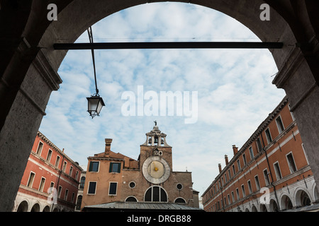 Kirche von San Giacomo di Rialto vom Marktplatz entfernt, Venedig Italien Stockfoto