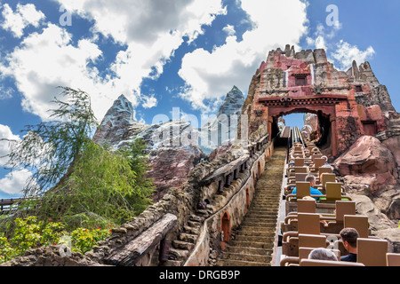 Besucher, Familien, Kinder, Menschen, die Spaß auf einer Achterbahn im Tierreich in Walt Disney World in Florida. Stockfoto