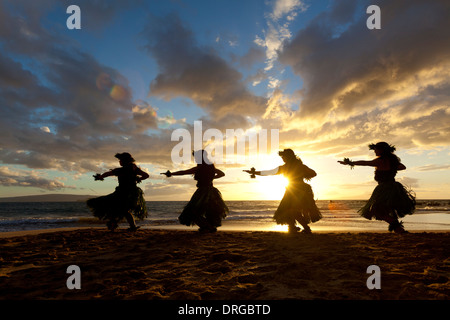 Hula-Tänzer bei Sonnenuntergang am Palauea Beach, Maui, Hawaii. Stockfoto