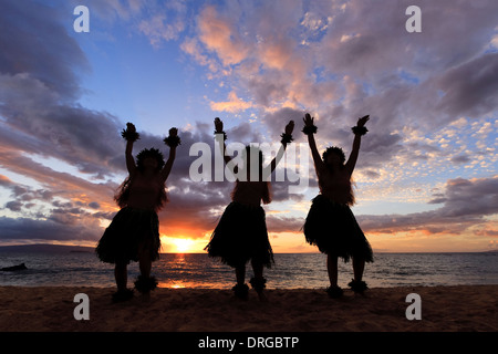 Hula-Tänzer bei Sonnenuntergang am Palauea Beach, Maui, Hawaii. Stockfoto