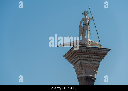 Statue von Saint Theodore aus Panthea auf der Piazza San Marco, Venedig, Italien Stockfoto