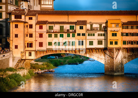 Nahaufnahme des Ponte Vecchio über den Arno Fluss bei Sonnenuntergang, Florenz, Toskana, Italien Stockfoto