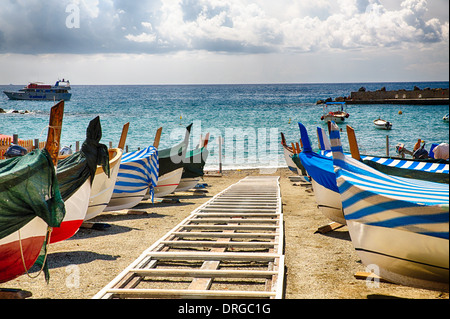 Zeile der traditionellen Boote am Ufer, Monterosso Al Mare, Cinque Terre, Ligurien, Italien Stockfoto