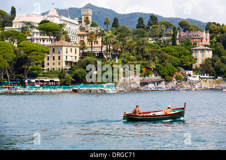 Ein Mittelalter-paar Sportschifffahrt an der italienischen Riviera Lavente, Santa Margherita, Liguira, Italien Stockfoto