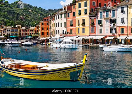 Portofino Inner Harbor View mit kleinen Booten, Ligurien, Italien Stockfoto