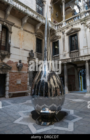 Teardrop-Skulptur in das Conservatorio Di Musica Benedetto Marcello, Musik-Konservatorium in Venedig, Italien Stockfoto