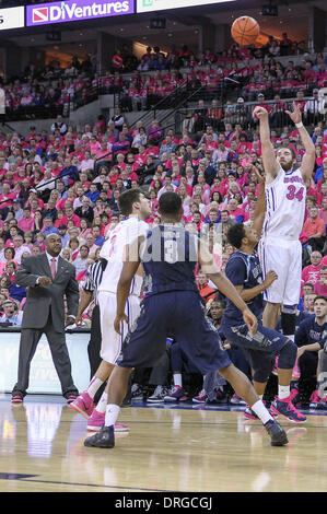 Omaha, Nebraska, USA. 25. Januar 2014. 25. Januar 2014 - Omaha, NE US - Creighton Bluejays weiterleiten Ethan Wragge #34 Versuche eine 1. Hälfte 3-Punkt Aufnahme wie Georgetown Hoyas vorwärts Reggie Cameron #1 und Cheftrainer John Thompson III Uhren bei einem NCAA Männer Basketball-Spiel zwischen Georgetown Hoyas und Creighton Bluejays Jahrhundert Link Center in Omaha, NE. Creighton gewann 76-63.Michael Spomer/Cal Sport Media/Alamy Live News Stockfoto