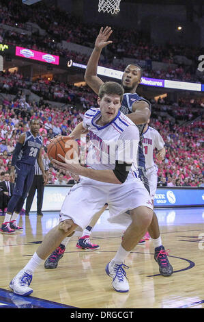 Omaha, Nebraska, USA. 25. Januar 2014. 25. Januar 2014 - Omaha, NE US - Creighton Bluejays vorwärts Doug McDermott #3 eng unter dem Korb von Georgetown Hoyas bewacht wird vorwärts Mikael Hopkins #3 im 2. Hälfte Aktion während einer NCAA Männer Basketball-Spiel zwischen Georgetown Hoyas und Creighton Bluejays Jahrhundert Link Center in Omaha, NE. Creighton gewann 76-63.Michael Spomer/Cal Sport Media/Alamy Live News Stockfoto