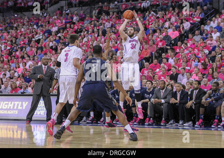 Omaha, Nebraska, USA. 25. Januar 2014. 25. Januar 2014 - Omaha, NE US - Creighton Bluejays weiterleiten Ethan Wragge #34 Versuche eine 1. Hälfte 3-Punkt Aufnahme wie Georgetown Hoyas Trainer John Thompson III Kopf Uhren bei einem NCAA Männer Basketball-Spiel zwischen Georgetown Hoyas und Creighton Bluejays Jahrhundert Link Center in Omaha, NE. Creighton gewann 76-63.Michael Spomer/Cal Sport Media/Alamy Live News Stockfoto