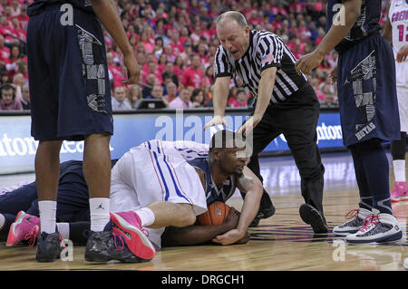 Omaha, Nebraska, USA. 25. Januar 2014. 25. Januar 2014 legt - Omaha, NE US - Georgetown Hoyas Zentrum Moses Ayegba #32 sichert die Basketball in der 2. Hälfte Aktion wie Creighton Bluejays vorwärts Ethan Wragge #34 auf Top und Spiel offizielle Binsen in zu stoppen die Aktion bei einem NCAA Männer Basketball-Spiel zwischen Georgetown Hoyas und Creighton Bluejays Jahrhundert Link Center in Omaha, NE. Creighton gewann 76-63.Michael Spomer/Cal Sport Media/Alamy Live News Stockfoto