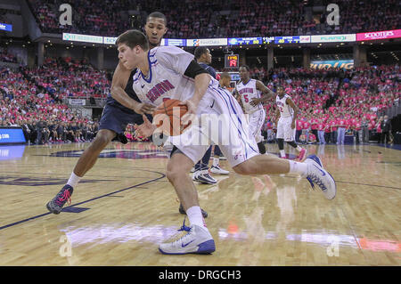Omaha, Nebraska, USA. 25. Januar 2014. 25. Januar 2014 - Omaha, NE US - Creighton Bluejays weiterleiten Doug McDermott #3 geht Basislinie in der 2. Hälfte Aktion gegen Georgetown Hoyas weiterleiten Mikael Hopkins #3 während einer NCAA Männer Basketball-Spiel zwischen Georgetown Hoyas und Creighton Bluejays Jahrhundert Link Center in Omaha, NE. Creighton gewann 76-63.Michael Spomer/Cal Sport Media/Alamy Live News Stockfoto