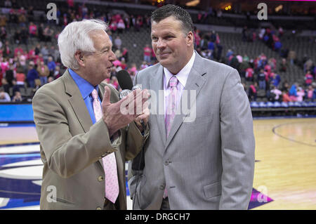 Omaha, Nebraska, USA. 25. Januar 2014. 25. Januar 2014 wird von Fox Sports Commintator Bill Raftery nach einem NCAA Männer Basketball-Spiel zwischen Georgetown Hoyas und Creighton Bluejays Jahrhundert Link Center in Omaha, NE - Omaha, NE US - Creighton Bluejays Cheftrainer Greg McDermott interviewt. Creighton gewann 76-63.Michael Spomer/Cal Sport Media/Alamy Live News Stockfoto