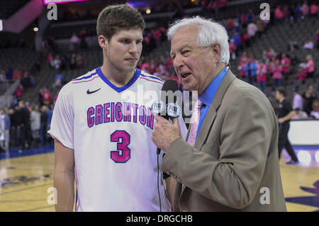 Omaha, Nebraska, USA. 25. Januar 2014. 25. Januar 2014 - Omaha, NE US - Creighton Bluejays vorwärts, die Doug McDermott #3 interviewt von Fox Sports Kommentator Bill Raftery nach einem NCAA Männer Basketball-Spiel zwischen Georgetown Hoyas und Creighton Bluejays Jahrhundert Link Center in Omaha, NE ist. Creighton gewann 76-63.Michael Spomer/Cal Sport Media/Alamy Live News Stockfoto