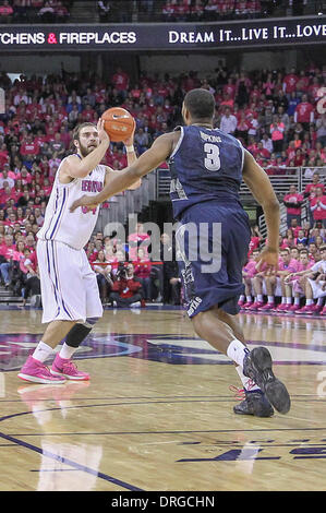 Omaha, Nebraska, USA. 25. Januar 2014. 25. Januar 2014 - Omaha, NE US - Creighton Bluejays weiterleiten Ethan Wragge #34 Versuche eine 1. Hälfte 3-Punkt Aufnahme von weit über den Bogen wie Georgetown Hoyas Mikael Hopkins #3 vorwärts versucht zu verteidigen, während eine NCAA Männer Basketball-Spiel zwischen Georgetown Hoyas und Creighton Bluejays Jahrhundert Link Center in Omaha, NE. Creighton gewann 76-63.Michael Spomer/Cal Sport Media/Alamy Live News Stockfoto