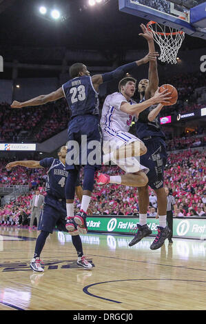 Omaha, Nebraska, USA. 25. Januar 2014. 25. Januar 2014 - Omaha, NE US - Creighton Bluejays vorwärts Doug McDermott #3 zwischen Georgetown Hoyas quetscht weiterleiten Aaron Bowen #23 und Teamkollegen weiterleiten Mikael Hopkins #3 für einen Layup-Versuch in der 1. Hälfte Aktion bei einem NCAA Männer Basketball-Spiel zwischen Georgetown Hoyas und Creighton Bluejays Jahrhundert Link Center in Omaha, NE. Creighton gewann 76-63.Michael Spomer/Cal Sport Media/Alamy Live News Stockfoto