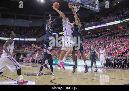 Omaha, Nebraska, USA. 25. Januar 2014. 25. Januar 2014 - Omaha, NE US - Creighton Bluejays vorwärts Doug McDermott #3 zwischen Georgetown Hoyas quetscht weiterleiten Aaron Bowen #23 und Teamkollegen weiterleiten Mikael Hopkins #3 für einen Layup-Versuch in der 1. Hälfte Aktion bei einem NCAA Männer Basketball-Spiel zwischen Georgetown Hoyas und Creighton Bluejays Jahrhundert Link Center in Omaha, NE. Creighton gewann 76-63.Michael Spomer/Cal Sport Media/Alamy Live News Stockfoto