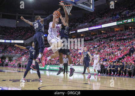 Omaha, Nebraska, USA. 25. Januar 2014. 25. Januar 2014 - Omaha, NE US - Creighton Bluejays vorwärts Doug McDermott #3 zwischen Georgetown Hoyas quetscht weiterleiten Aaron Bowen #23 und Teamkollegen weiterleiten Mikael Hopkins #3 für einen Layup-Versuch in der 1. Hälfte Aktion bei einem NCAA Männer Basketball-Spiel zwischen Georgetown Hoyas und Creighton Bluejays Jahrhundert Link Center in Omaha, NE. Creighton gewann 76-63.Michael Spomer/Cal Sport Media/Alamy Live News Stockfoto