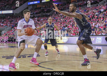 Omaha, Nebraska, USA. 25. Januar 2014. 25. Januar 2014 - Omaha, NE US - Creighton Bluejays leiten, Doug McDermott #3 1. Hälfte Aktion wie Georgetown Hoyas weiterleiten Mikael Hopkins #3 Versuche zu verteidigen, während eine NCAA Männer Basketball-Spiel zwischen Georgetown Hoyas und Creighton Bluejays Jahrhundert Link Center in Omaha, NE. Creighton gewann 76-63.Michael Spomer/Cal Sport Media/Alamy Live News Stockfoto