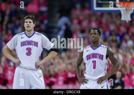 Omaha, Nebraska, USA. 25. Januar 2014. 25. Januar 2014 - Omaha, NE US - Creighton Bluejays forward Doug McDermott #3 und Teamkollege Creighton Bluejays Wache Austin Chatman #1 warten auf Aktion als Georgetown Hoyas schießen ein 2. Hälfte bei einem NCAA Männer Basketball-Spiel zwischen Georgetown Hoyas und Creighton Bluejays Jahrhundert Link Center in Omaha, ne Freiwurf Creighton gewann 76-63.Michael Spomer/Cal Sport Media/Alamy Live News Stockfoto