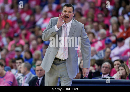 Omaha, Nebraska, USA. 25. Januar 2014. 25. Januar 2014 - Omaha, NE US - Creighton Bluejays Kopf coach Greg McDermott in 1. Hälfte Aktion bei einem NCAA Männer Basketball-Spiel zwischen Georgetown Hoyas und Creighton Bluejays Jahrhundert Link Center in Omaha, NE. Creighton gewann 76-63.Michael Spomer/Cal Sport Media/Alamy Live News Stockfoto
