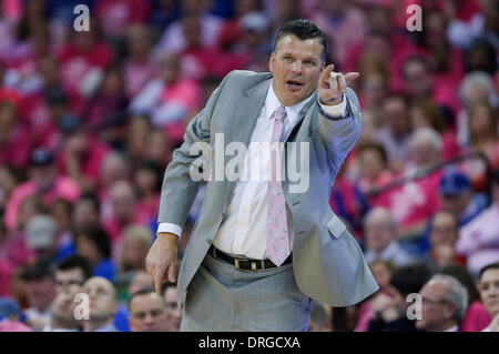 Omaha, Nebraska, USA. 25. Januar 2014. 25. Januar 2014 - Omaha, NE US - Creighton Bluejays Kopf coach Greg McDermott in 1. Hälfte Aktion bei einem NCAA Männer Basketball-Spiel zwischen Georgetown Hoyas und Creighton Bluejays Jahrhundert Link Center in Omaha, NE. Creighton gewann 76-63.Michael Spomer/Cal Sport Media/Alamy Live News Stockfoto
