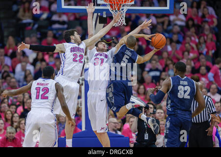 Omaha, Nebraska, USA. 25. Januar 2014. 25. Januar 2014 - Omaha, NE US - Georgetown Hoyas Schutzvorrichtung Markel Starks #5 steigt für eine 2. Hälfte Layup gegen Creighton Bluejays Center Will Artino #31 und Teamkollege Creighton Bluejays Wache Avery Dingman #22 bei einem NCAA Männer Basketball-Spiel zwischen Georgetown Hoyas und Creighton Bluejays Jahrhundert Link Center in Omaha, NE. Creighton gewann 76-63.Michael Spomer/Cal Sport Media/Alamy Live News Stockfoto