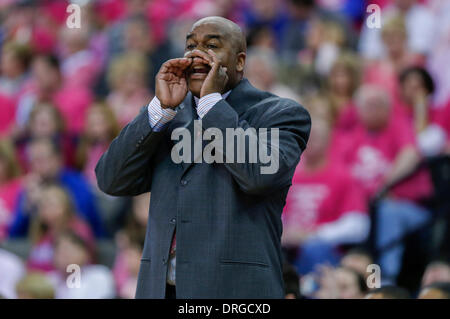 Omaha, Nebraska, USA. 25. Januar 2014. 25. Januar 2014 Kopf - Omaha, NE US - Georgetown Hoyas Trainer John Thompson III in der 1. Hälfte Aktion bei einem NCAA Männer Basketball-Spiel zwischen Georgetown Hoyas und Creighton Bluejays Jahrhundert Link Center in Omaha, NE. Creighton gewann 76-63.Michael Spomer/Cal Sport Media/Alamy Live News Stockfoto