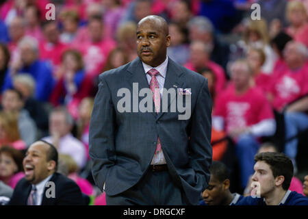 Omaha, Nebraska, USA. 25. Januar 2014. 25. Januar 2014 Kopf - Omaha, NE US - Georgetown Hoyas Trainer John Thompson III in der 1. Hälfte Aktion bei einem NCAA Männer Basketball-Spiel zwischen Georgetown Hoyas und Creighton Bluejays Jahrhundert Link Center in Omaha, NE. Creighton gewann 76-63.Michael Spomer/Cal Sport Media/Alamy Live News Stockfoto