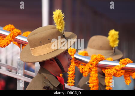 Alamy Live-Nachrichten. Gandhi Maidan, Patna, Bihar, Indien, 26. Januar 2014. Shri Ganesah Tamang der Militärpolizei Ist Bihar Wachen Bihar Gouverneur am feierlichen Parade anlässlich des 65. Republic Day Parade von Indien. Die Republik Day Parade beginnt früh Sonntag Wintermorgen in eine voll gepackte Exerzierplatz an der Spitze Bihar Regierungsbeamten, von Dr. Dnyandeo Yashwantrao Patil, Gouverneur von Bihar und Shri Nitish Kumar, Chief Minister von Bihar angegangen. Insgesamt 12 Tableaus trat der vergangenen März begleitet von fröhlich tanzenden Jungen und Mädchen, die die Veranstaltung unvergesslich gemacht. 17 Polic Stockfoto