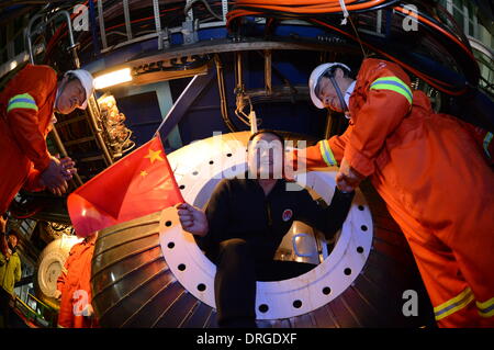 (140125)--SHENZHEN, 25. Januar 2014 (Xinhua)--Taucher Hu Jian kommt aus einer lebendigen Kammer auf einem Schiff an einem Dock in Shenzhen, Guangdong Provinz Süd-China, 25. Januar 2014 verankert. Eine Taucherglocke nahm die Taucher zu erreichen eine Tiefe von 313,5 m unter dem Südchinesischen Meer am 12. Januar. Dann kehrte die Taucher aus tiefem Wasser in der lebenden Kammer auf ihr Schiff. Nach einem Aufenthalt in der Kammer für 380 Stunden das Inertgas in ihrer Gewebeflüssigkeit auf Normaldruck zurückkehren zu lassen, kam die sechs Taucher auf Jan. 25 mit gesunden Körper Bedingungen. Diese setzen ein erfolgreicher Abschluss in China die ersten 300 meter Stockfoto