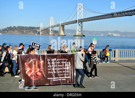 San Francisco, USA. 25. Januar 2014.  San Francisco, USA. 25. Januar 2014. Pro Leben Anti Abtreibung Demonstranten Rallye an der 10. jährlichen Westküste gehen für das Leben auf der Embarcadero in San Francisco. Im Bild: Demonstranten tragen Schilder mit der Aufschrift, dass es Armut zu sagen, dass ein Kind sterben muss, damit Sie leben können, wie Sie Kredit wollen: Bob Kreisel/Alamy Live News Stockfoto