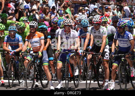 Adelaide, Australien. 26. Januar 2014. Start Rennen für stage 6 Adelaide City Tour mit aktuellen Trikot-Führer - Simon Gerrans (Orica Greenedge) in Ocker Race Führer Trikot, Jack Haig (UniSA) in Young Riders Trikot und Adam Hansen (Lotto-Belisol) in der König des Berges Trikots. Etappe 6 der Santos Tour Down Under Kredit-2014 Adelaide Street Circuit, Südaustralien am 26. Januar 2014: Peter Mundy/Alamy Live-Nachrichten Stockfoto