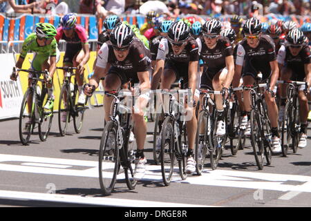 Adelaide, Australien. 26. Januar 2014. Jens Voigt (Trek Factory Racing) führt sein Team an der Vorderseite des das Hauptfeld in Stufe 6 des Santos Tour Down Under 2014 Adelaide Street Circuit, South Australia am 26. Januar 2014 Credit: Peter Mundy/Alamy Live News Stockfoto