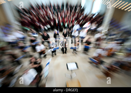 Konzert-Orchester, erschossen während des Zoomens bei niedrigen Verschlusszeit (ohne Photoshop) Stockfoto