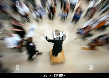 Konzert-Orchester, erschossen während des Zoomens bei niedrigen Verschlusszeit (ohne Photoshop) Stockfoto