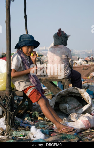 Ein junges Mädchen, die in Armut lebenden steht inmitten von Müll auf der giftigen Stung Meanchey Deponie in Phnom Penh, Kambodscha. Stockfoto