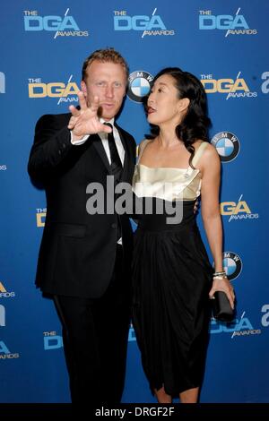 Kevin McKidd, Sandra Oh im Ankunftsbereich für 66th Annual Directors Guild of America (DGAs) Awards Dinner, Hyatt Regency Century Plaza, Century City, CA 25. Januar 2014. Foto von: Elizabeth Goodenough/Everett Collection Stockfoto