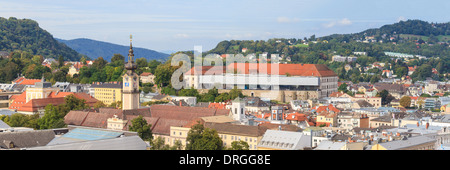 Linzer Stadtbild mit Schlossmuseum und Turm des oberen österreichischen Landtag (Parlament), Österreich Stockfoto