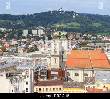 Linzer Stadtbild mit alten Kathedrale und Pöstlingberg, Österreich Stockfoto