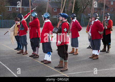 Nantwich, Cheshire, UK. 25. Januar 2014. Exerzierplatz Training für Hecht-Männer bei Holly Holy Day & Belagerung von Nantwich Reenactment.  Seit über 40 Jahren sammelten sich die treuen Truppen von The Sealed Knot in der historischen Stadt für eine spektakuläre Nachstellung der blutigen Schlacht, die vor fast 400 Jahren stattgefunden und markierte das Ende der langen und schmerzhaften Belagerung der Stadt.  Rundköpfen, Kavaliere und andere historische Entertainer konvergiert auf das Zentrum die Schlacht nachstellen.  Bildnachweis: Conrad Elias/Alamy Live-Nachrichten Stockfoto