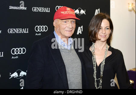 Kitzbüheler, Deutschland. 25. Januar 2014. Ehemaliger Formel 1 Fahrer Niki Lauda (L) und seiner Frau Birgit besuchen die jährliche Kitz-Race-Party am Hahnenkamm Ski Rennen 2014 Event in Kitzbüheler, Deutschland, 25. Januar 2014. Prominente aus der Welt der Wirtschaft, Sport, Politik und Unterhaltung zu sammeln für die jährliche Veranstaltung in das berühmte Skigebiet. Foto: Felix Hoerhager/Dpa/Alamy Live News Stockfoto