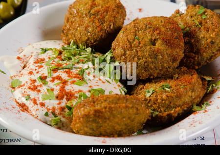 Eine Platte Falafel Kugeln (tiefen gebratenen Boden Kichererbsen) und Tahini Stockfoto