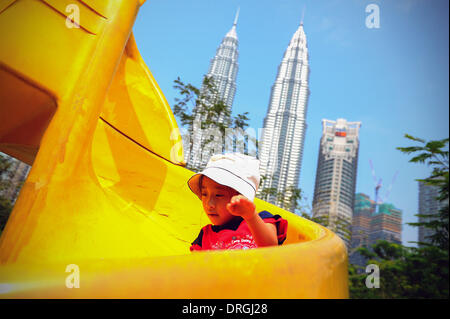 26. Januar 2014 - Kuala Lumpur, Malaysia - A Tourist Child gleitet nach unten auf einem Spielplatz in Kuala Lumpur, Malaysia, Sonntag, 26. Januar 2014. Vor kurzem soll die Kampagne besuchen Sie Malaysia 2014 28 Millionen Touristen in das Land in diesem Jahr ziehen. (Kredit-Bild: © Joshua Paul/NurPhoto/ZUMAPRESS.com) Stockfoto