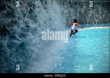 26. Januar 2014 - Kuala Lumpur, Malaysia - A Child spielt in einem Wasserpark in Kuala Lumpur, Malaysia, Sonntag, 26. Januar 2014. (Kredit-Bild: © Joshua Paul/NurPhoto/ZUMAPRESS.com) Stockfoto