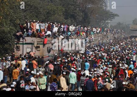 Dhaka, Bangladesch. 26. Januar 2014. Pendler fahren auf dem Dach eines Zuges, wie sie das letzte Gebet für Bishwa Ijtema am Stadtrand von Dhaka, Bangladesh, 26. Januar 2014 teilnehmen. Spalten der Tausende von Gläubigen aus dem in- und Ausland waren zu sehen streaming zu sammeln-Website an den Ufern des Flusses Turag in Tongi am Stadtrand von Bangladesch Hauptstadt Dhaka für Bishwa Ijtema oder Welt muslimischen Gemeinde. Bildnachweis: Shariful Islam/Xinhua/Alamy Live-Nachrichten Stockfoto
