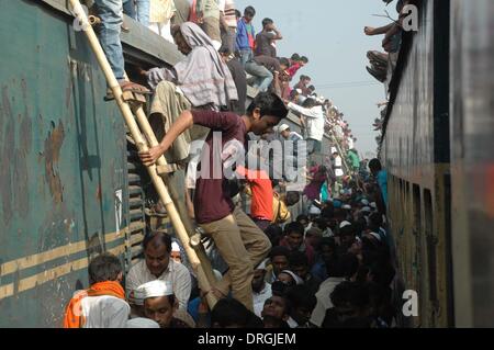 Dhaka, Bangladesch. 26. Januar 2014. Pendler sind zwischen zwei Zügen gesehen, da sie das letzte Gebet für Bishwa Ijtema am Stadtrand von Dhaka, Bangladesh, 26. Januar 2014 teilnehmen. Spalten der Tausende von Gläubigen aus dem in- und Ausland waren zu sehen streaming zu sammeln-Website an den Ufern des Flusses Turag in Tongi am Stadtrand von Bangladesch Hauptstadt Dhaka für Bishwa Ijtema oder Welt muslimischen Gemeinde. Bildnachweis: Shariful Islam/Xinhua/Alamy Live-Nachrichten Stockfoto