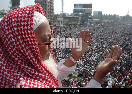 Dhaka, Bangladesch. 26. Januar 2014. Ein Muslim nimmt das letzte Gebet für Bishwa Ijtema am Stadtrand von Dhaka, Bangladesh, 26. Januar 2014. Spalten der Tausende von Gläubigen aus dem in- und Ausland waren zu sehen streaming zu sammeln-Website an den Ufern des Flusses Turag in Tongi am Stadtrand von Bangladesch Hauptstadt Dhaka für Bishwa Ijtema oder Welt muslimischen Gemeinde. Bildnachweis: Shariful Islam/Xinhua/Alamy Live-Nachrichten Stockfoto
