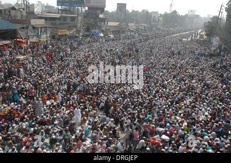 Dhaka, Bangladesch. 26. Januar 2014. Muslime besuchen das letzte Gebet für Bishwa Ijtema am Stadtrand von Dhaka, Bangladesh, 26. Januar 2014. Spalten der Tausende von Gläubigen aus dem in- und Ausland waren zu sehen streaming zu sammeln-Website an den Ufern des Flusses Turag in Tongi am Stadtrand von Bangladesch Hauptstadt Dhaka für Bishwa Ijtema oder Welt muslimischen Gemeinde. Bildnachweis: Shariful Islam/Xinhua/Alamy Live-Nachrichten Stockfoto